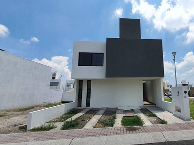 Doomos. Se Vende Casa en Juriquilla San Isidro, Estudio o 4ta Recamara en PB con Baño