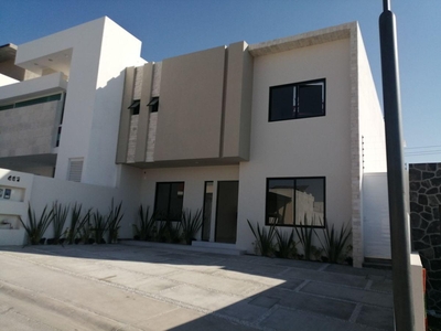 Doomos. Se Vende Casa en Lomas de Juriquilla, 4ta Recamara en PB, Jardín, 4.5 Baños