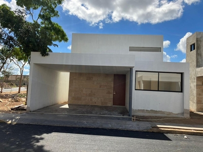 Doomos. Venta Casa 1 Planta con Amenidades Recreativas, Amplio Terreno en Privada Savara, Norte de Mérida