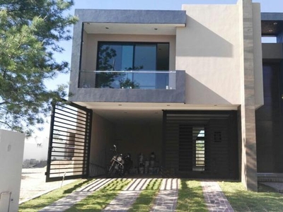 Doomos. VENTA CASA EN LA CAMPIÑA, GRAN JARDÍN, EL BOSQUE COUNTRY CLUB, LEÓN, GUANAJUATO