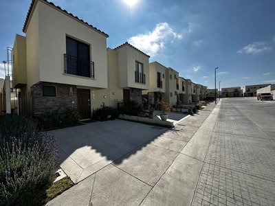 Doomos. Venta Casas Residencial, Capital Sur, El Marques (Coto Atenas), Qro76. $2.1 mdp