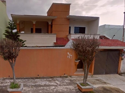 Doomos. Venta de Casa con 5 habitaciones en Av. Cuauhtémoc, Col. Centro, Coatzacoalcos, Ver.