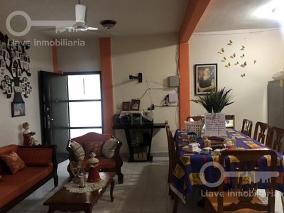 Doomos. Venta de Casa de 2 Niveles con 2 Locales y 4 departamentos en Av. Revolución, Col. Ntra. Sra. de Lourdes, Nanchital, Ver.