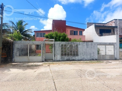 Doomos. Venta de Casa de 2 Niveles en Calle Colima, Col. Petrolera, Coatzacoalcos, Veracruz.