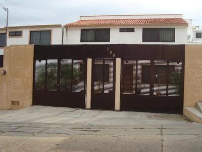 Doomos. Venta de Casa de 2 niveles y 3 habitaciones en Av. Michoacán, Col. Petrolera, Coatzacoalcos, Ver.