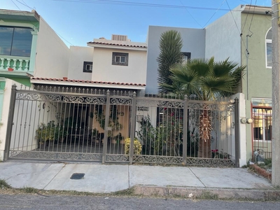 Doomos. VENTA DE CASA EN FRACC PASEOS DE CHIH CALLE CERRADA LA PROPIEDAD ES PARTE DE ENTRENTE POR UNA CALLE Y PARTE DE ATRAS POR OTRA CALLE