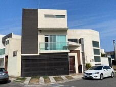 3 cuartos lomas del sol, casa en renta de 3 recámaras con baño, estancia d