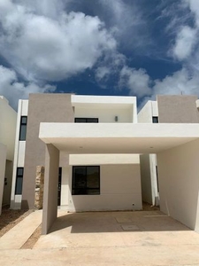 casa en venta en merida, poniente de la ciudad- 4 habits más piscina