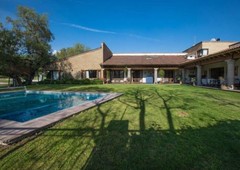 Bella Residencia en Villas del Mesón, Alberca, 4 Recamaras, Oficina, 1,800 m2