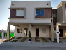 Preciosa Casa en Paseos del Sol Residencial, 3 Recamaras, 2.5 Baños, Alberca..