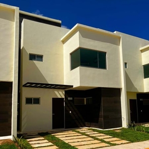 Casa en Venta de 3 Recamaras en Privada en Avenida Huayacan, Quintana Roo