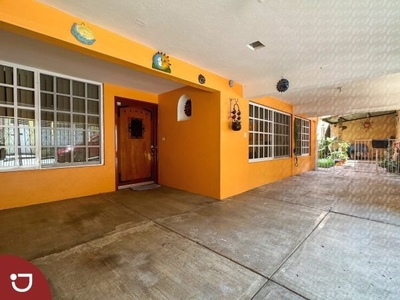 Casa en venta en Xalapa, Lomas de San Roque; con departamento independiente