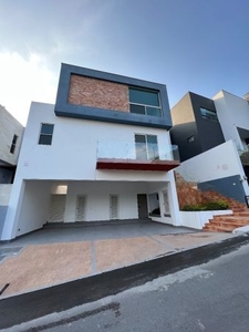 Casa equipada en venta Laderas Residencial sector con alberca.