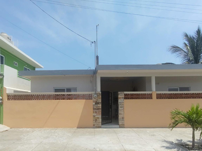 Casa En Venta En Esquina De Un Nivel Con Amplio Jardín,col. Unidad Veracruzana