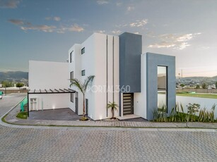 Doomos. Casa con dorm. en planta baja en Lomas de Angelópolis III, Puebla