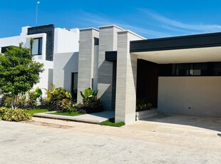 Doomos. Casa de Una Planta con Piscina en Privada en Temozón Norte