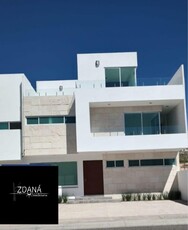 Doomos. Casa en en venta lomas de juriquilla