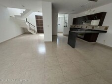 casa de 4 recamaras en venta en el refugio. en privada con alberca srm 22-5582