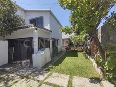 en venta casa 4 recámaras con una en pb, jardín, jiutepec, morelos