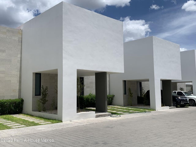 Casa De 3 Recamaras En Venta En Juriquilla Santa Fe. Privada De Caisa