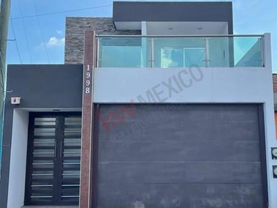 Casa Moderna Con Acabados De Lujo, Escalera Mármol Negro, Recámara Planta Baja, Cocina Cedro Co...