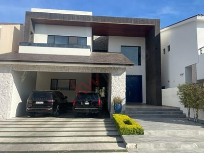 Residencia Nueva De 3 Niveles, En El Exclusivo Desarrollo Club Campestre Los Lagos, Al Poniente D...