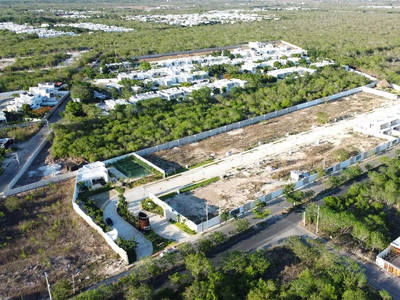 Terreno En Venta, En Residencial De Lujo, Al Norte De Merida, En Cholul, Yucatan.