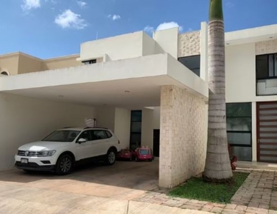 Venta De Casa Con Alberca En Merida, Altabrisa/ Recuperacion Bancaria Laab1