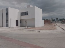 casa residencial en esquina de 3 recamaras con terreno excedente en pozos