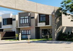 Casa Sin muebles a Estrenar en Portovela con recámara en planta baja y excedente de terreno en jardín - Nuevo Residencial