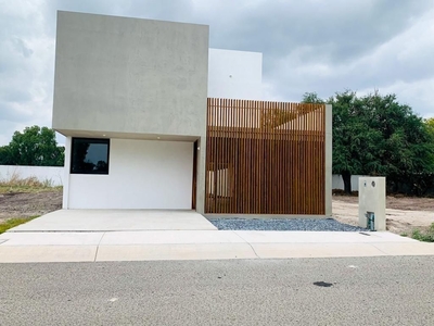 Casa Frida Kahlo En Venta, Fracc. Zirándaro En San Miguel De