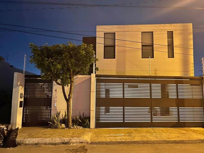 Renta - Casa A Una Cuadra De La Avenida Temozon