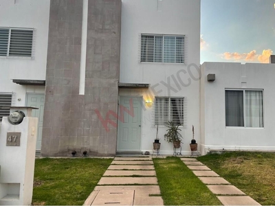 Venta de Casa dos pisos en Fraccionamiento Viñedos Querétaro, excelente oportunidad para inversión o patrimonio