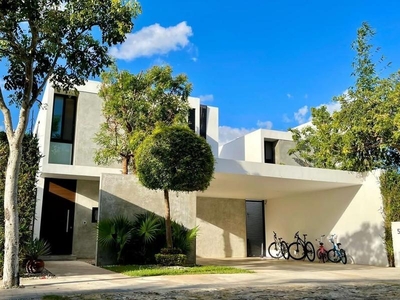 VENTA DE CASA EN PRIVADA EN CHOLUL, MERIDA, YUCATÁN.