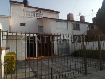 CASA EN RENTA EN FRACC. CON VIGILANCIA PRIVADA, VERGEL DE ARBOLEDAS, ATIZAPÁN.