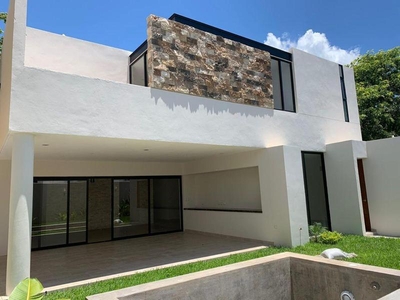 Casa en venta 4 recámaras en Temozón norte Mérida
