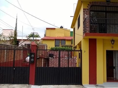 CASITA DE TRES NIVELES EN ZONA FRESCA DE CUERNAVACA CON ROOF GARDEN