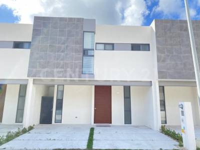 Renta Casa de 3R Sin Muebles en Residencial La Rioja Zona Sur Cancún C3197