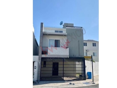 CASA EN RENTA DENTRO DE PRIVADA EN ESQUINA DE 3 NIVELES CON TERRENO EXCEDENTE ZONA CUMBRES