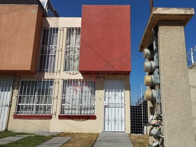 Casa en renta en los héroes Toluca 2da. sección, cerca de ISSSEMYM Tollocan, Walmart, Plaza Sendero con salida rápida a CDMX, Toluca y Metepec