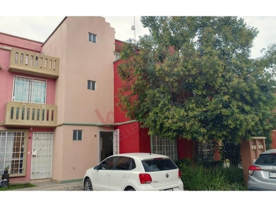 Descubre esta casa de tres niveles, recientemente remodelada, ubicada en el fraccionamiento de El Dorado en Tultepec.