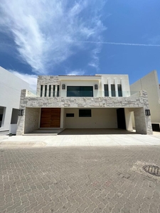 Doomos. Amplia y hermosa casa en venta en Campo de Golf Marina Mazatlán