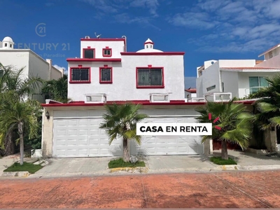 Doomos. En renta hermosa Casa de lujo y con 4 recamaras en Centro de Cancun C3216