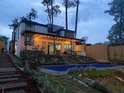 Casa en renta Avenida Rosales, Avándaro, Valle De Bravo, México, 51200, Mex