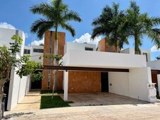 amplia casa en privada, con piscina, cerca de plaza la isla