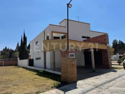 Casa en Venta 4 recámaras con amplio jardín Zona Cholula