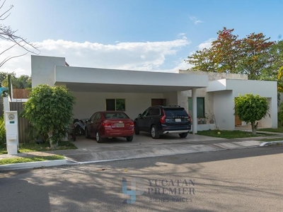 EN VENTA CASA DE UNA PLANTA EN PRIVADA CLUB DE GOLF