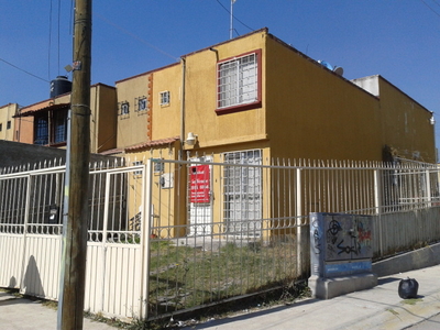 Izcalli, casa sobre avenida en esquina 3 rec con closets en La Piedad.