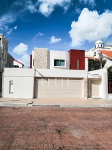 Doomos. Casa en Remate de Oportunidad en Sm 12 Cancun Centro