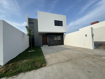 Doomos. Casa en renta con recámara en planta baja en Lomas del Dorado Boca del Río Veracruz